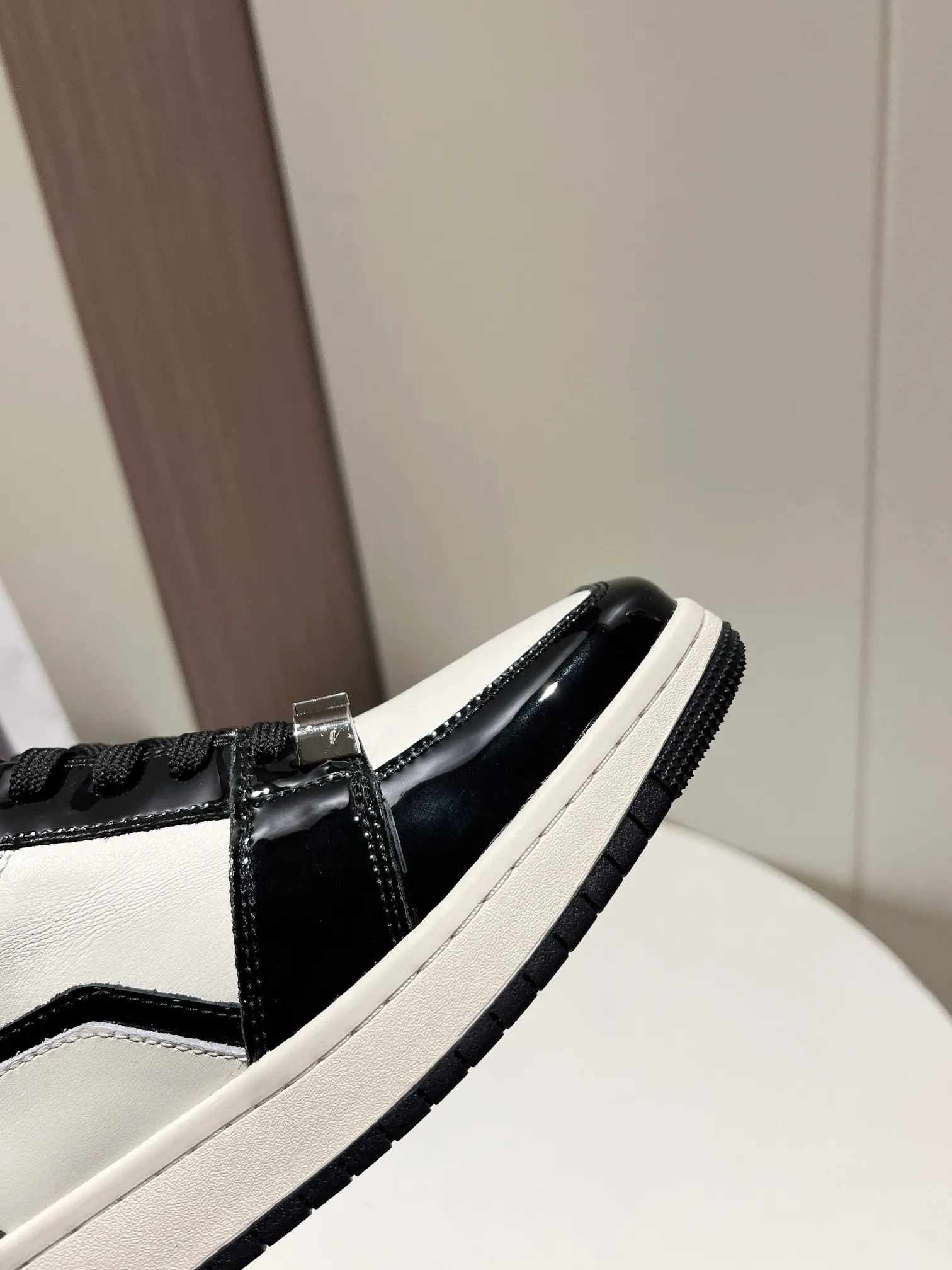 👟👟Ex-factory price 480👟👟 👑CALVINLUO I CUBE SNEAKER trendy brand square shoes low-top casual square-toe sneakers skateboard shoes sneakers👑 Starting from the design elements of classic two-color sneakers, CALVINLUO extracts the iconic elements of casual sneakers and integrates them into the formal "square toe" of formal shoes to make the overall lines of the sneakers more distinct. Nowadays, the matching rules are casual. 🧣Formal sports shoes are nothing new. The unique avant-garde square lines of CUBE SNEAKER, whether it echoes the tough and crisp suits, or appears in an eclectic manner in street styles, are a choice that breaks away from tradition and shows personality🧢 ▪️ Fabric: Original custom imported first-layer cowhide ▪️ Lining: Imported breathable mesh lining + soft sheepskin ▪️ Sole: Original molded two-color TPU outsole ▪️ Size: 35-40 (40 customized)